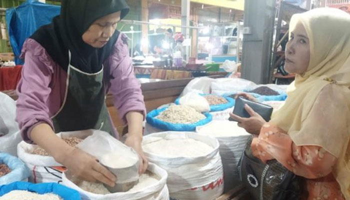 Pemko Solok Pantau Perkembangan Harga Bahan Pokok