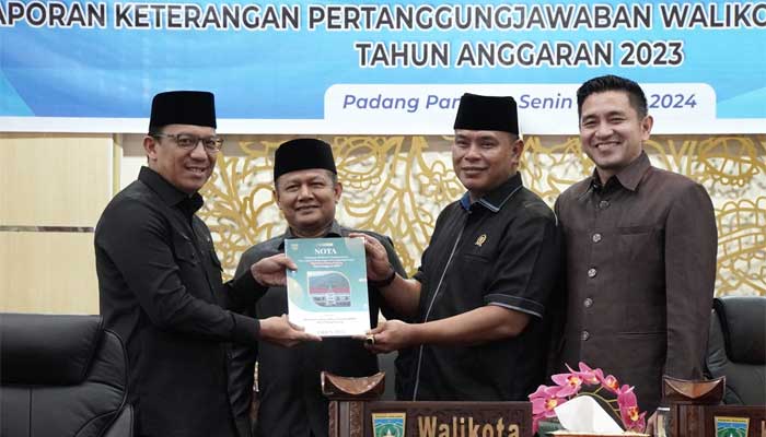 Pj Wako Sonny Budaya Putra Sampaikan Nota Penjelasan LKPj 2023 kepada DPRD Padang Panjang