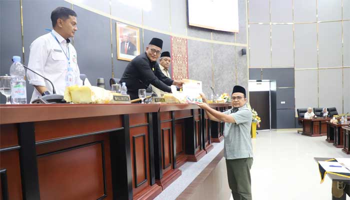 Sekwan Hendrizal Azhar serahkan pandangan akhir fraksi tentang pertangguangjawaban pelaksanaan apbd tahun anggaran 2023 kepada Ketua DPRD Kota Padang, Syafrial Kani
