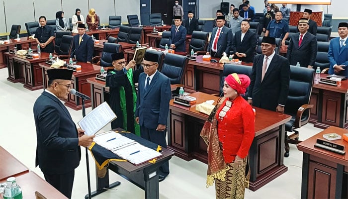 Resmita dan Khairul Karohan Dilantik sebagai Anggota DPRD Kota Padang
