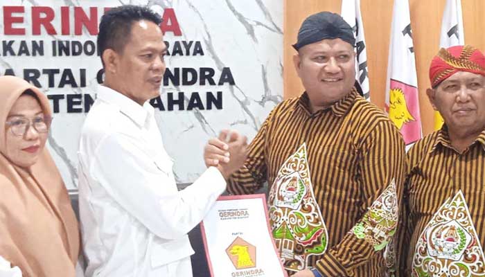 Kesenian Jaran Kepang Iringi Rianto Saat Serahkan Berkas Pendaftaran Pilkada Asahan ke Partai Gerindra 1 Rianto Serahkan Berkas Pendaftaran Pilkada Asahan ke Partai Gerindra