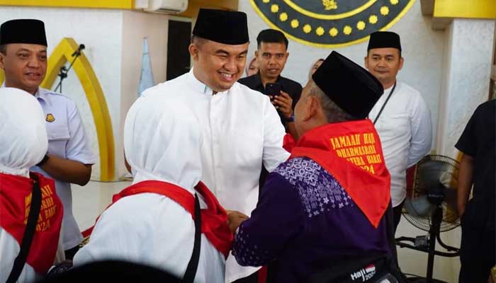 Bupati Sutan Riska Tuanku Kerajaan saat melepas Jemaah Calon Haji Kabupaten Dharmasraya ke Tanah Suci