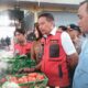 Pj Walikota Malang, Wahyu Hidayat saat menemui pedagang di Pasar Kasin, Kecamatan Klojen. (f/pemko)