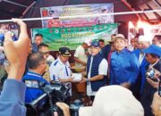 Kunjungi Warga Terdampak Banjir Lahar Dingin di Agam, Menteri Perdagangan Serahkan Bantuan 40 Truk Sembako