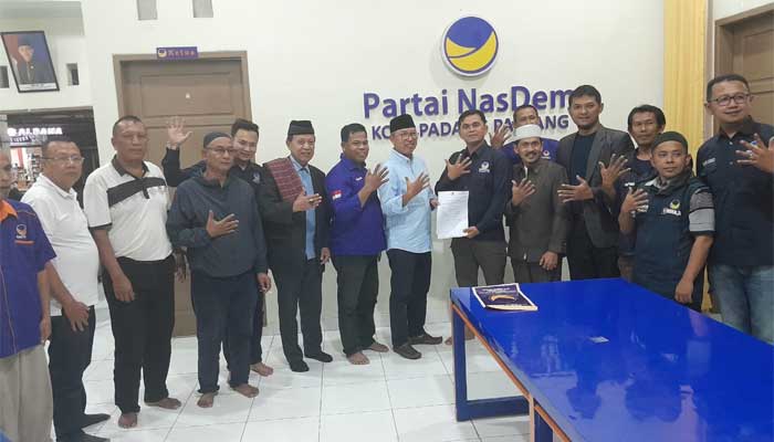 Zulhendri Chien Kembalikan Berkas Balon ke DPD Nasdem dan DPD PAN Padang Panjang 1 Zulhendri Chien Kembalikan Berkas Balon ke DPD Nasdem Kota Padang Panjang