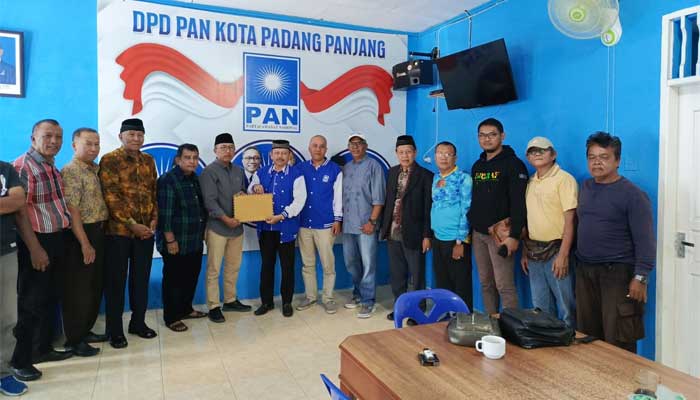 Zulhendri Chien Kembalikan Berkas Pencalonan ke DPP PAN Padang Panjang