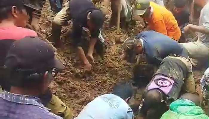 Evakuasi Korban Tertimbun Longsor di Silungkang Kota Sawahlunto