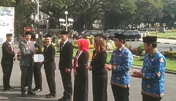 Pj Wali Kota Malang, Wahyu Hidayat berikan penghargaan atas penanganan stunting