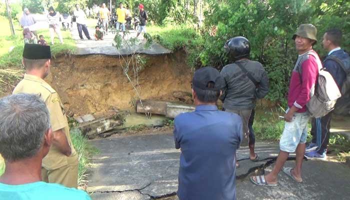 Sebuah jembatan di Jorong Sungai Pinang, Nagari Tabek, Kecamatan Timpeh, Kabupaten Dharmasraya, Sumatera Barat ambruk