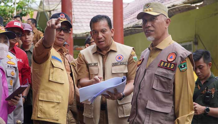 kepala BNPB, Letjen TNI Suharyanto, Pj Wako Sonny Budaya Putra dan Gubernur Sumbar, Mahyeldi