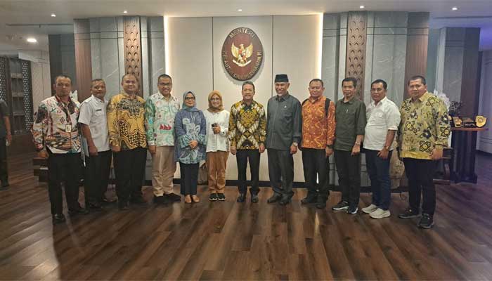 Gubernur Sumbar, Mahyeldi Ansharullah dan jajaran bersama Menteri Kelautan dan Perikanan (KKP), Wahyu Sakti Trenggono