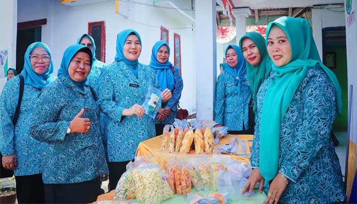 Pj Ketua PKK Muba Apresiasi Inovasi Produk Olahan Kelapa PKK Kecamatan Lalan 1 Pj Ketua TP PKK Muba, Hj Triana Minarni sangat antusias meninjau kegiatan pelatihan membuat berbagai produk olahan kelapa yang diselenggarakan oleh TP PKK Desa Sukajadi dan TP PKK Kecamatan Lalan