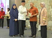 Pengantar Tugas Brigjen TNI Wahyu Eko Purnomo sebagai Danrem 032 Wirabraja, Ini Kata Gubernur Mahyeldi 9 Gubernur Sumbar, Mahyeldi Ansharullah bersama Ketua TP-PKK, Harneli Mahyeldi, dalam Pengantar Tugas Jabatan Danrem 032/Wirabraja dari Brigadir Jenderal (Brigjen) TNI Rayen Obersyl kepada Brigjen TNI Wahyu Eko Purnomo