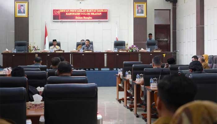 Rapat Paripurna dalam rangka penyampaian Nota Pengantar Ranperda tentang pertanggungjawaban pelaksanaan APBD Tahun Anggaran 2023 di Ruang Rapat Paripurna DPRD Solok Selatan