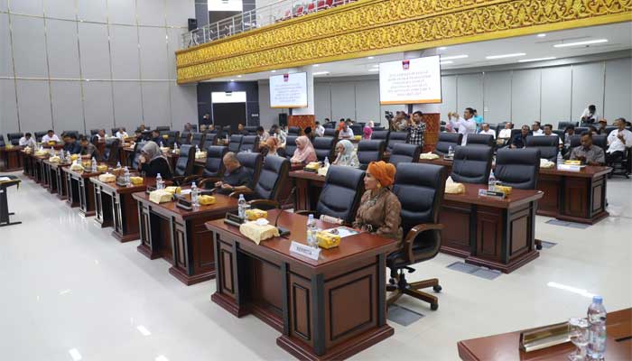 Anggota DPRD Kota Padang serius mengikuti rapat paripurna