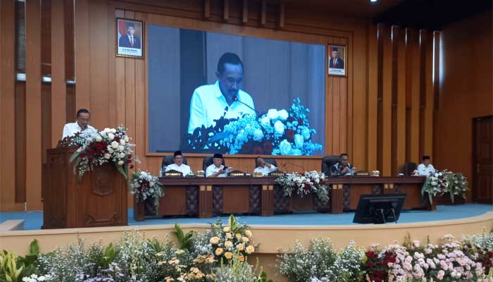 Sudjono paparkan pandangan di saat Rapat Paripurna di gedung DPRD Kabupaten Malang