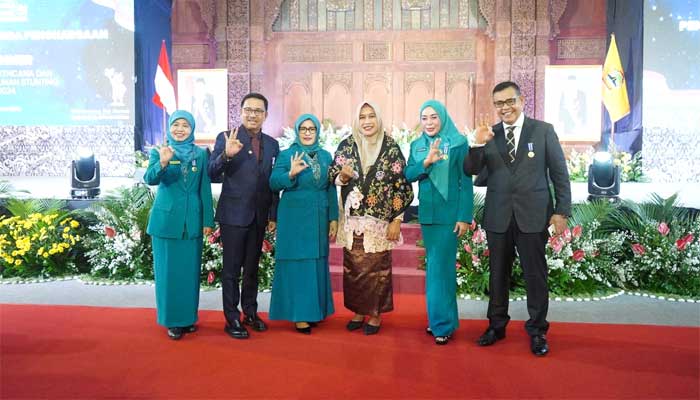 Bupati Solok Selatan Terima Penghargaan Manggala Karya Kencana dari BKKBN