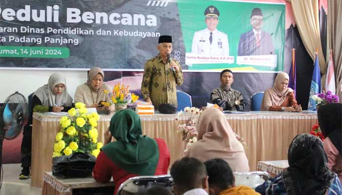 Disdikbud Padang Panjang Salurkan Bantuan bagi Siswa Terdampak Banjir Bandang