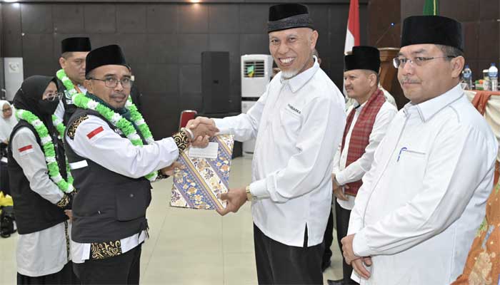 Gubernur Sumbar Sambut Kedatangan Jemaah Haji Kloter 1 Debarkasi Padang