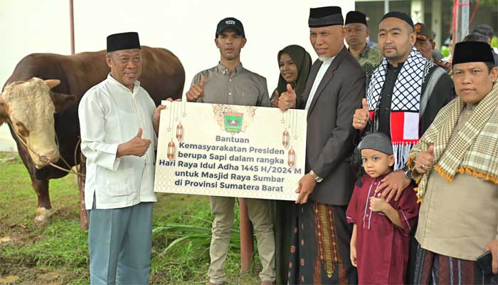 Gubernur Mahyeldi Serahkan Sapi Kurban Presiden Jokowi kepada pengurus Masjid Raya Sumbar