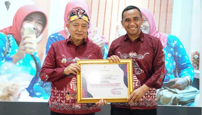 Bupati Malang, H.M. Sanusi (sebelah kiri) saat menerima penghargaan