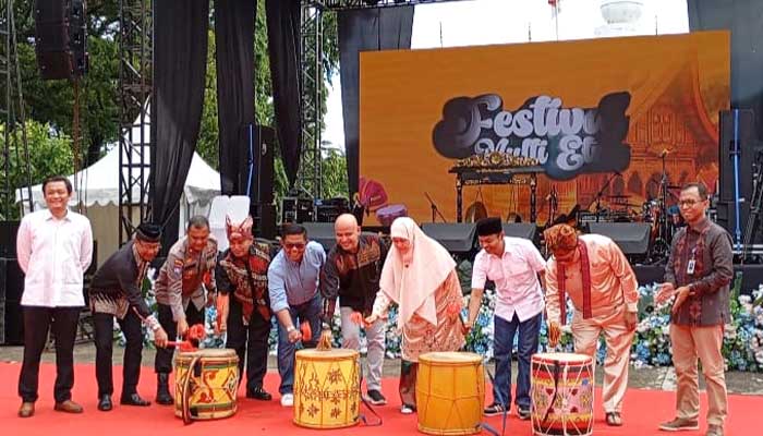 Anggota DPRD Sumbar, Hidayat Gelar Festival Multi Etnis di Taman Melati Padang