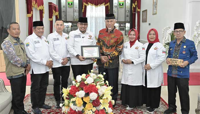 Gubernur Sumbar, Mahyeldi Ansharullah menerima penyaluran donasi senilai Rp45 Juta dari Ikatan Keluarga Minangkabau (IKM) Provinsi Jawa Barat