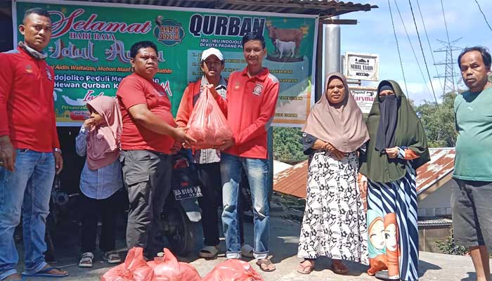 Indo Jalito Berkurban Dua Sapi untuk Warga Terdampak Bencana Banjir Lahar Dingin di Padang Panjang