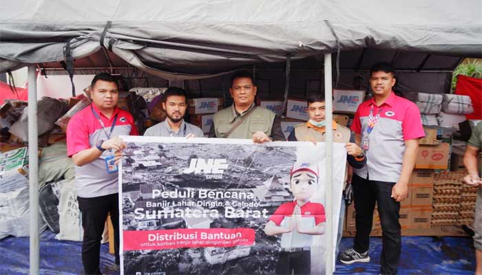 JNE Salurkan Bantuan untuk Masyarakat Terdampak Banjir Lahar Dingin di Sumbar 1 JNE Salurkan Bantuan untuk Masyarakat Terdampak Banjir Lahar Dingin di Sumbar