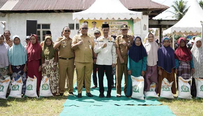 Wabup Solsel, Yulian Efi usai penyerahan bantuan beras pemerintah kepada KPM Nagari Lubuk Gadang Barat