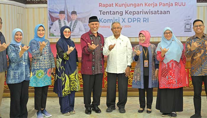Gubernur Sumbar, Mahyeldi bersama anggota Komisi X DPR RI