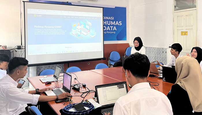 Magang, Tiga Mahasiswi PNP Hasilkan Tiga Website untuk Kominfo Padang Panjang 1 Tiga Mahasiswi PNP magang di Kominfo Padang Panjang