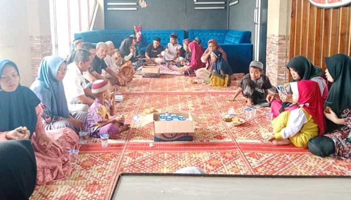 Pemilik Karaoke Three Kisaran Berbagi Rezeki kepada Anak Yatim dan Tukang Becak 1 Pemilik Karaoke Three Kisaran Berbagi Rezeki kepada Anak Yatim dan Tukang Becak