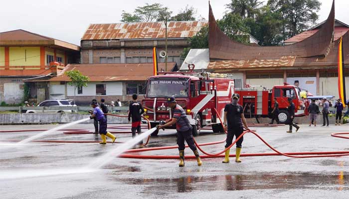 Petugas Pemko Padang Panjang Bersihkan Lapangan Bancalaweh