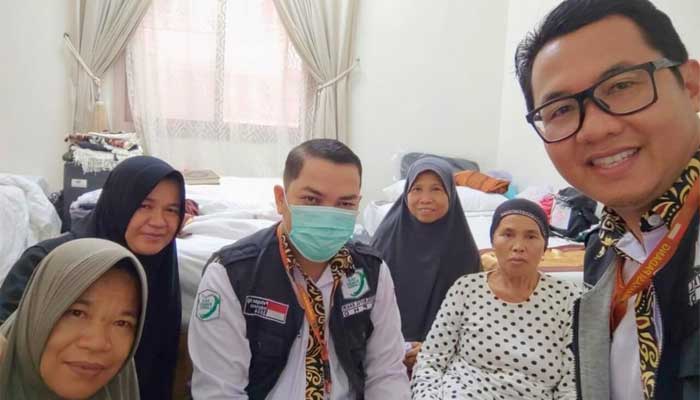 Tenaga Pendamping Haji Solsel, dr. Pendewal saat pemeriksaan kesehatan jemaah