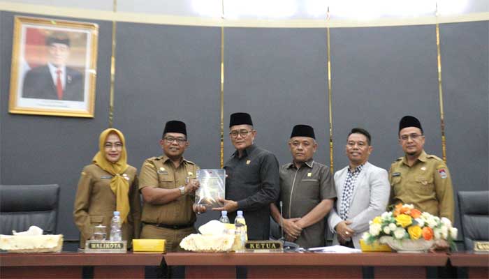 Rapat Paripurna DPRD Kota Padang tentang Penyampaian Ranperda RPJPD Tahun 2025-2045