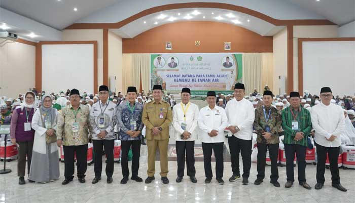 Wakil Bupati Asahan Sambut Kepulangan Jamaah Haji Kloter 1 di Debarkasi Medan