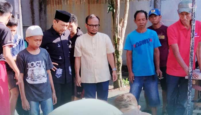 Plh Wali Kota Padang Panjang, Winarno, ikut berkurban di Musala Al Ikhlas, Kelurahan Balai-Balai
