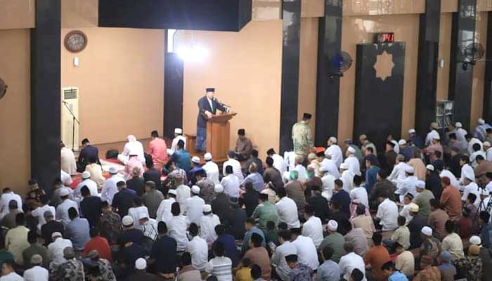 Wali Kota Solok, Zul Elfian Umar melaksanakan Salat Idul Adha 1445 H di Masjid Agung Al Muhsinin