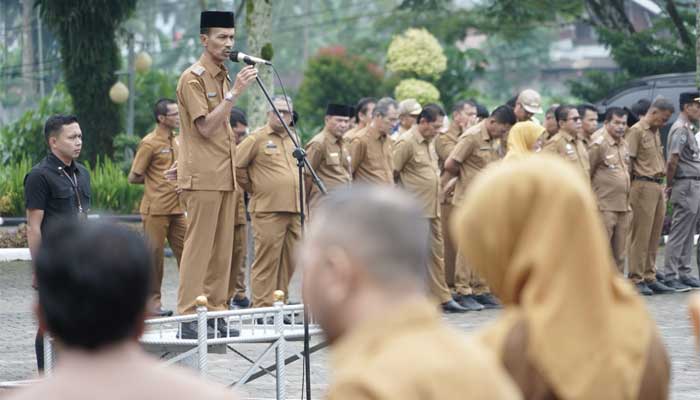 Wakil Bupati H. Yulian Efi dalam Apel Gabungan ASN di Halaman Kantor Bupati Solok Selatan