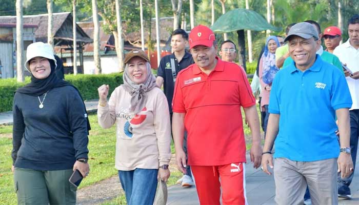 Olahraga Kunci Kesehatan dan Produktivitas Kinerja 1 Bupati Agam, H. Andri Warman, mengikuti jalan santai di jogging track lapangan GOR Rang Agam Lubuk Basung
