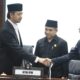 Walikota Bukittinggi bersalaman dengan Ketua DPRD Beny Yusrial (tengah) dan wakil ketua DPRD Nur Hasra (kanan).