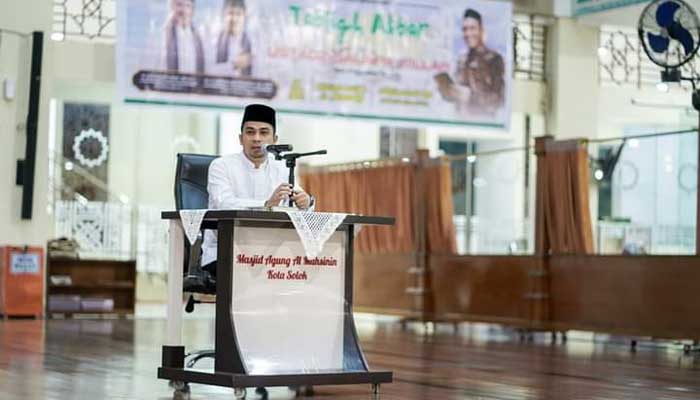 Wawako Subuh Berjamaah bersama Ustaz Salim A Fillah di Masjid Agung Al Muhsinin 1 Wakil Wali Kota Solok, Dr. H. Ramadhani Kirana Putra