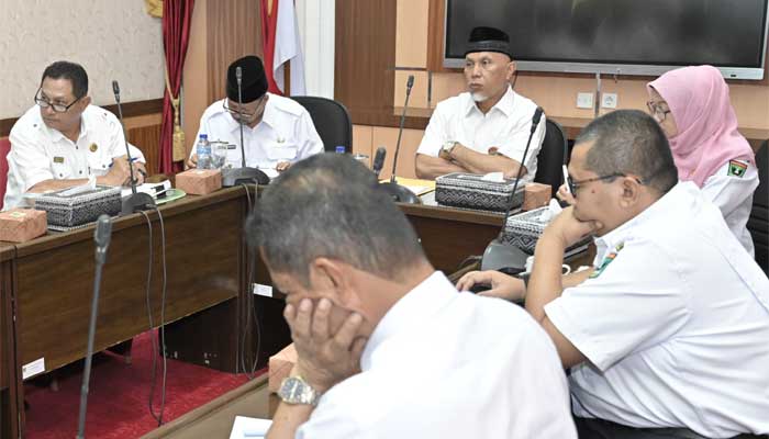 Gubernur Mahyeldi saat rapat tindak lanjut relokasi di Istana Gubernur Sumbar