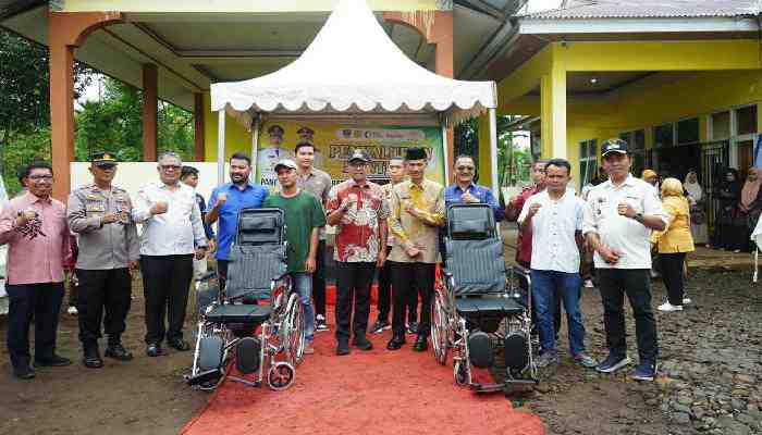 Bupati Solok Selatan Serahkan Bantuan Beras Pemerintah di Lubuk Gadang Timur