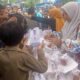 Relawan dr Zulmaeta Bagikan Ratusan Nasi Kotak