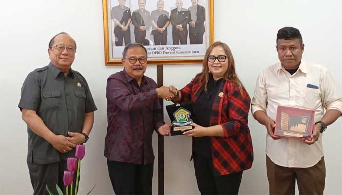 Ketua BK DPRD Sumbar, Muzli M Nur, sambut kunjungan Badan Kehormatan DPRD Provinsi Sulawesi Tenggara