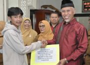 Gubernur Sumbar Salurkan Bantuan BPJS Ketenagakerjaan dan Bibit Ikan di Padang Pariaman
