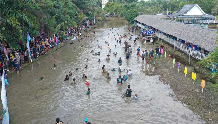 Masyarakat Muba Bekarang Bareng di Embung Senja Festival