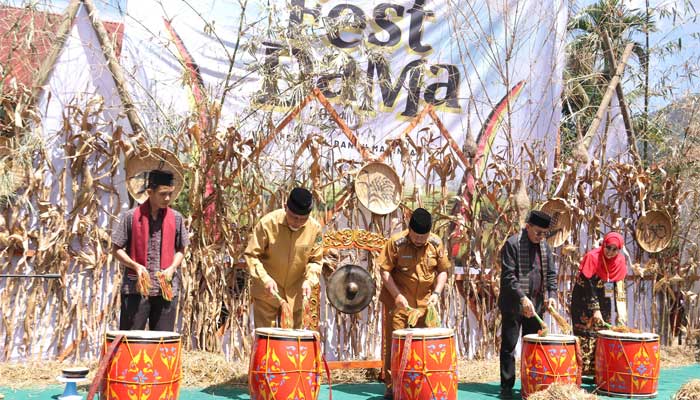 Gubernur Sumbar Buka Festival Danau Maninjau ke-3, Ini Harapan Bupati Agam 1 Gubernur Sumbar, Mahyeldi bersama Bupati Agam, Andri Warman buka Festival Danau Maninjau ke-3